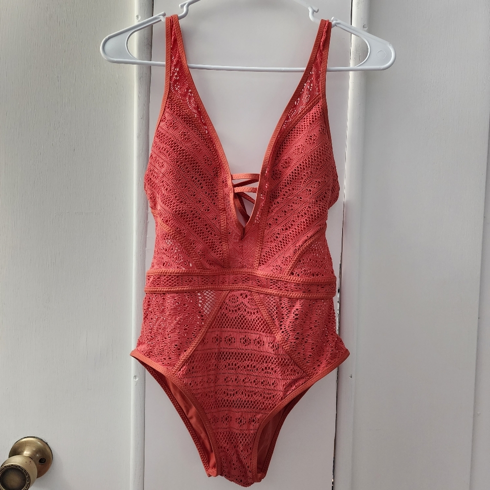 Becca Plunge Crochet Show & Tell One Piece Swim Suit Bathing Suit Size S…